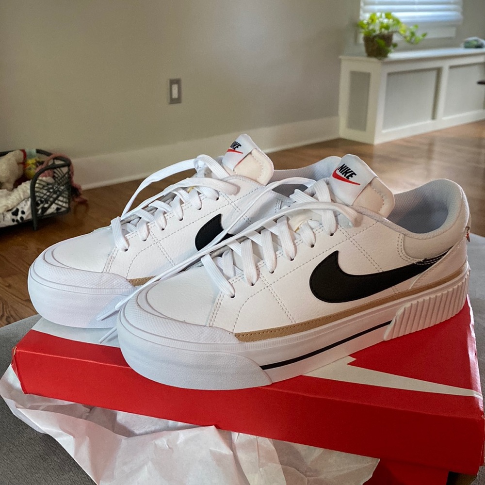 8.5 Nike court legacy lift